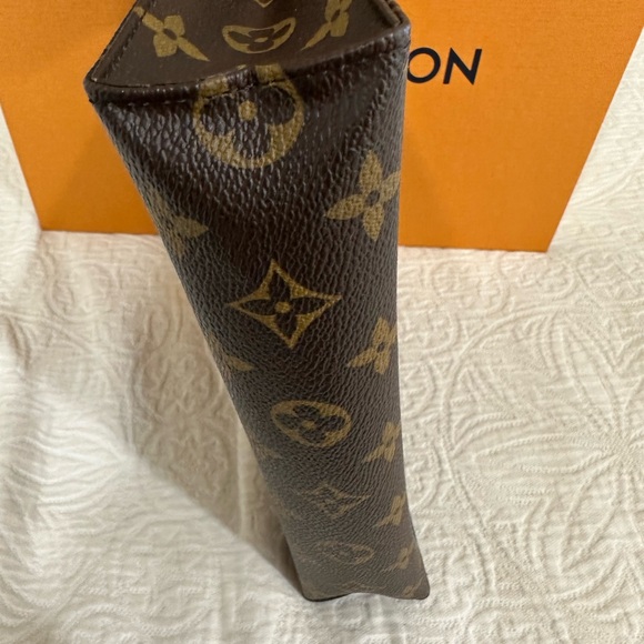 Authentic Louis Vuitton Toiletry 26 - Picture 4 of 6